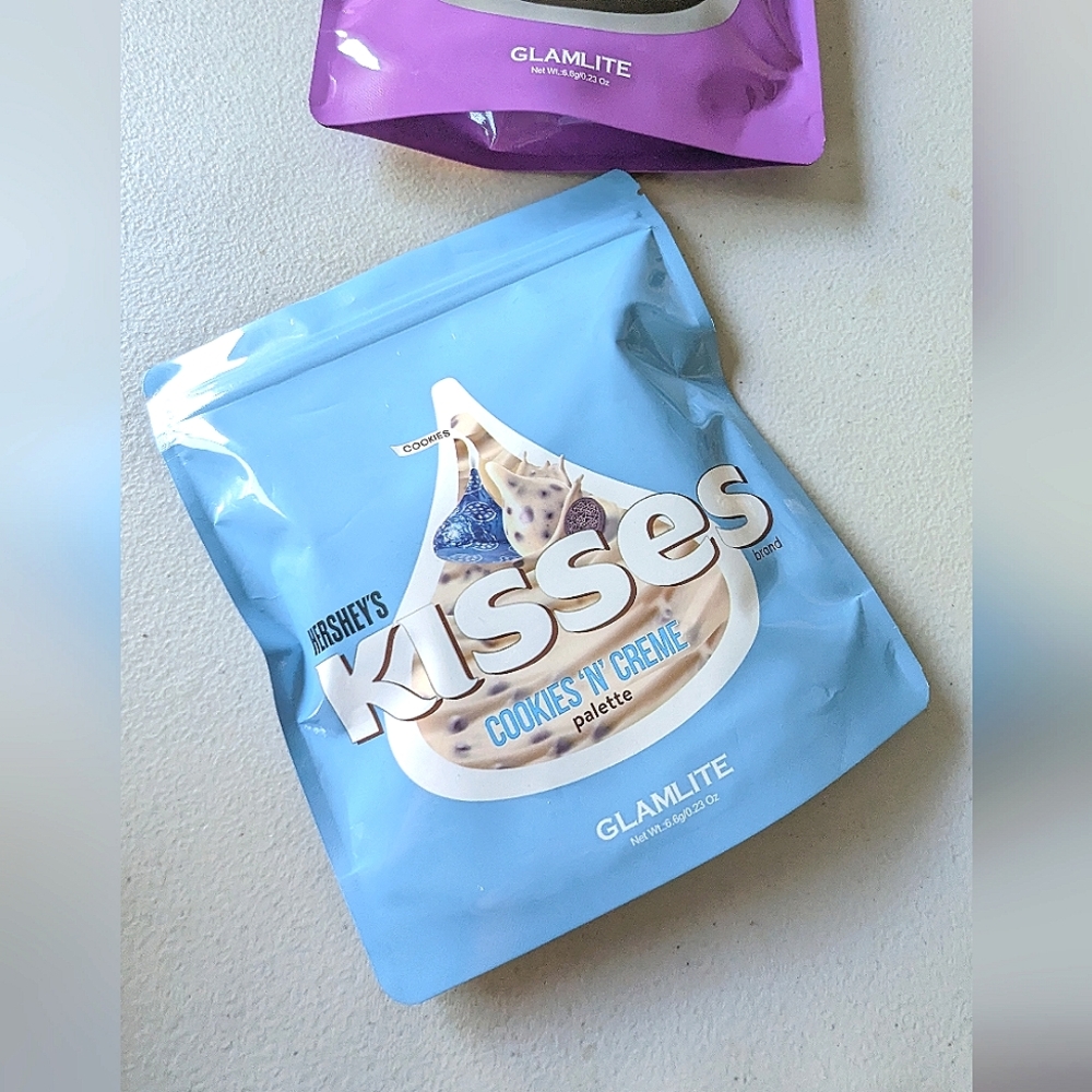 🩵 GLAMLITE Hershey's Kisses Makeup Pallet (Cookies 'N' Cream) 🤍